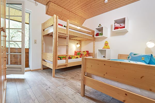 Kinderzimmer mit Stockbett und Einzelbett